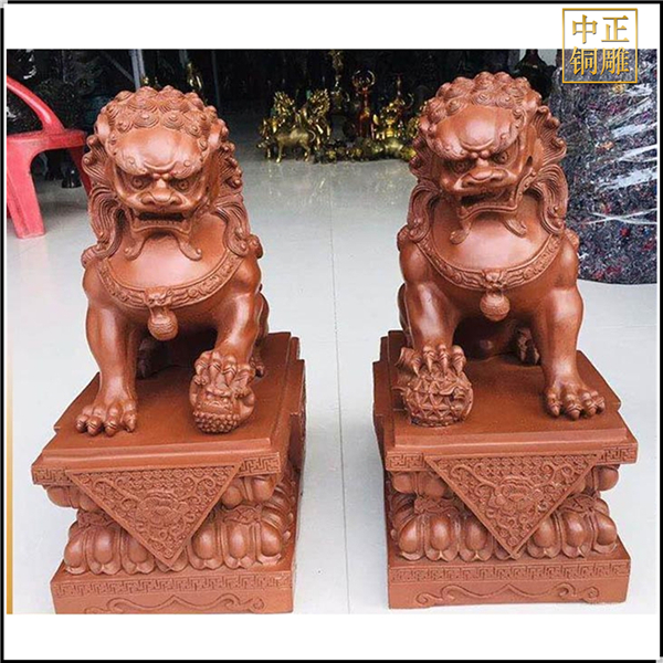一對(duì)門(mén)口銅獅子
